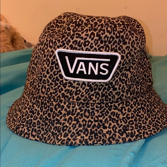 Vans Accessories - Vans reversible bucket hat!!🖤🤍